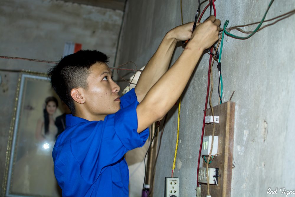 thợ sửa điện chập cháy