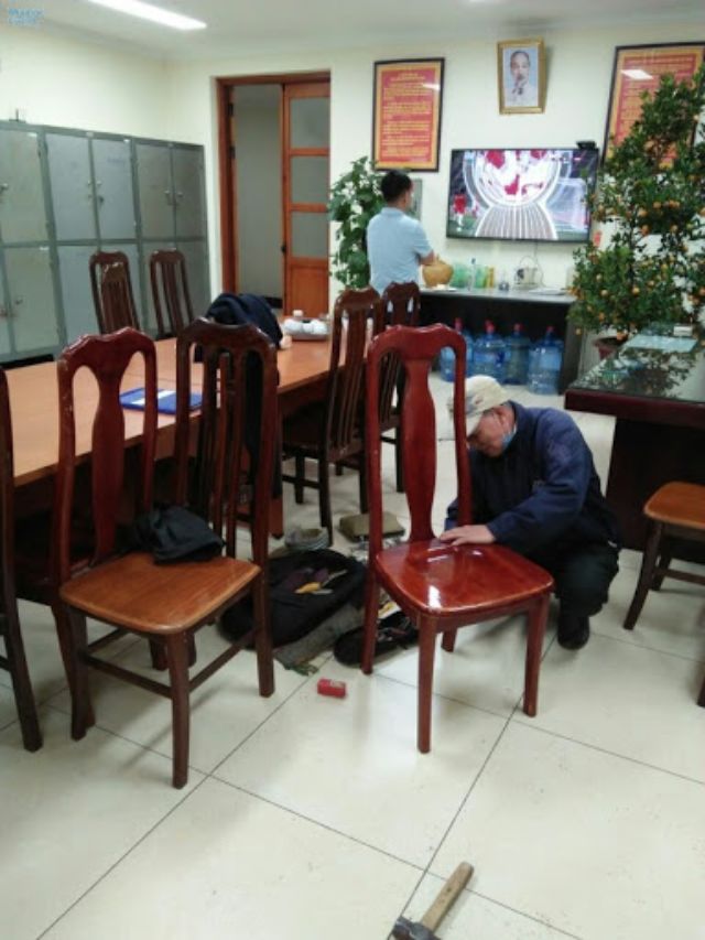 thợ sửa bàn ghế gỗ tại văn phòng