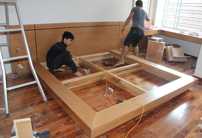 Thợ sửa chữa giường gỗ tại nhà