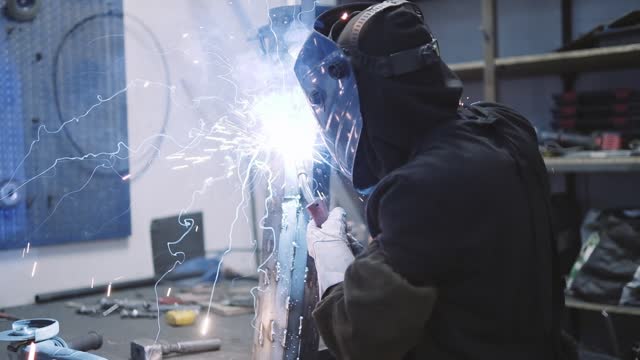 xưởng hàn kệ sắt theo yêu cầu