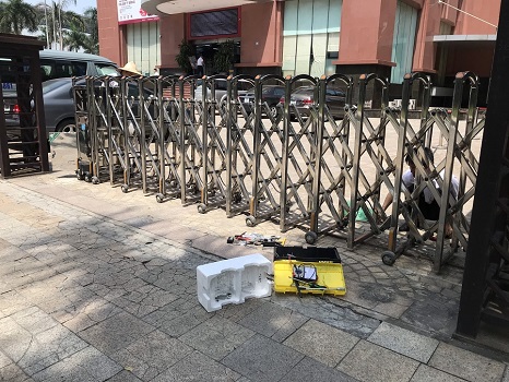 sửa chữa cổng xếp inox