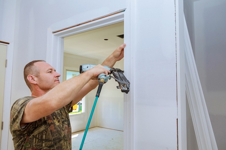 thay bản lề cửa nhựa lõi thép tại nhà