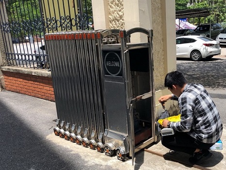 sửa cổng xếp tại nhà