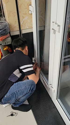 Dịch vụ thay kính cửa nhựa lõi thép tại TPHCM