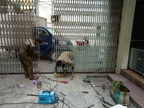 sửa cửa sắt kéo tại nhà