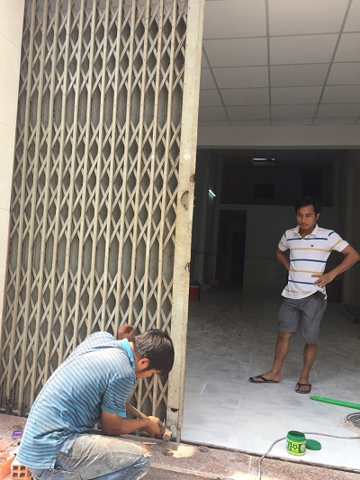 thợ sửa chữa cửa xếp tại nhà
