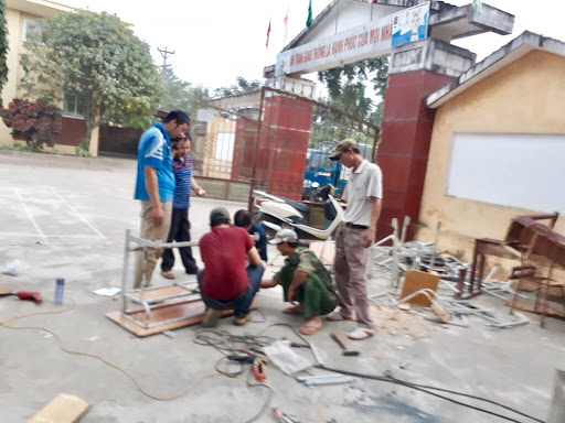 xưởng mộc sửa chữa bàn ghế học sinh