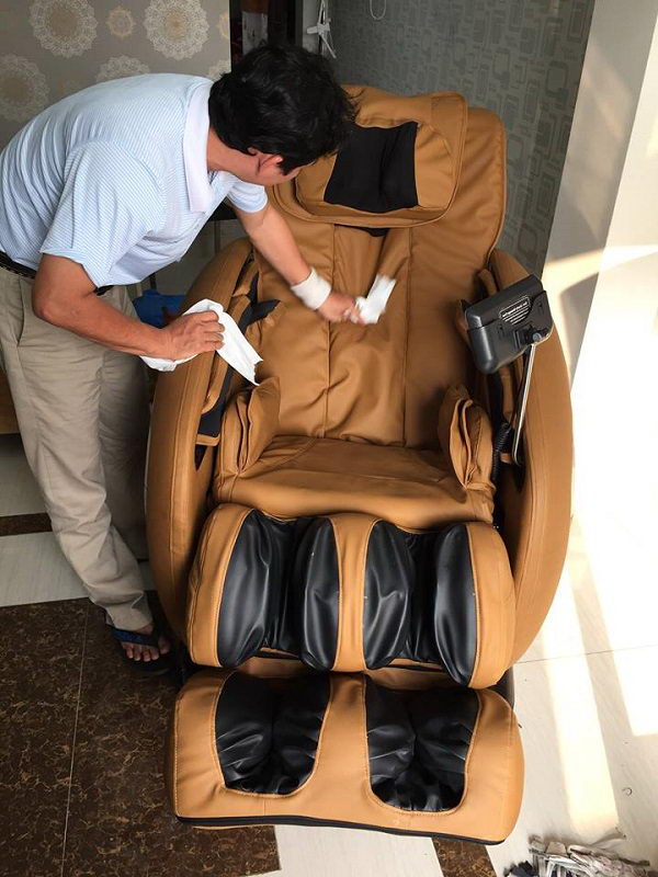 Thay da bọc nệm ghế massage tại nhà giá rẻ
