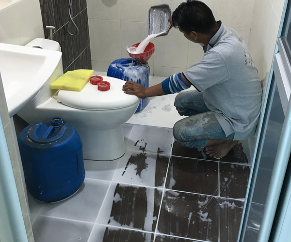 thợ sửa chữa chống thấm nhà vệ sinh