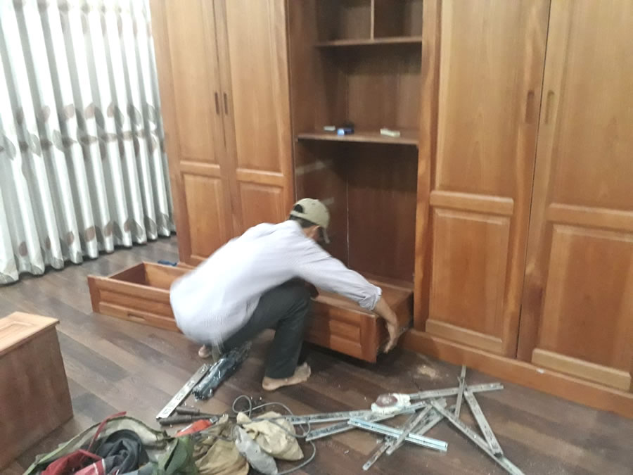 thợ tháo lắp đồ gỗ