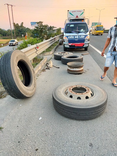 dịch vụ cứu hộ vá lốp ô tô lưu động